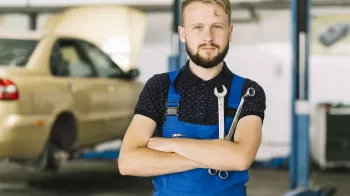 Jak probíhá kontrola na STK a jaké jsou nejčastější závady? Dávejte si pozor na sjeté pneumatiky i tmavá skla